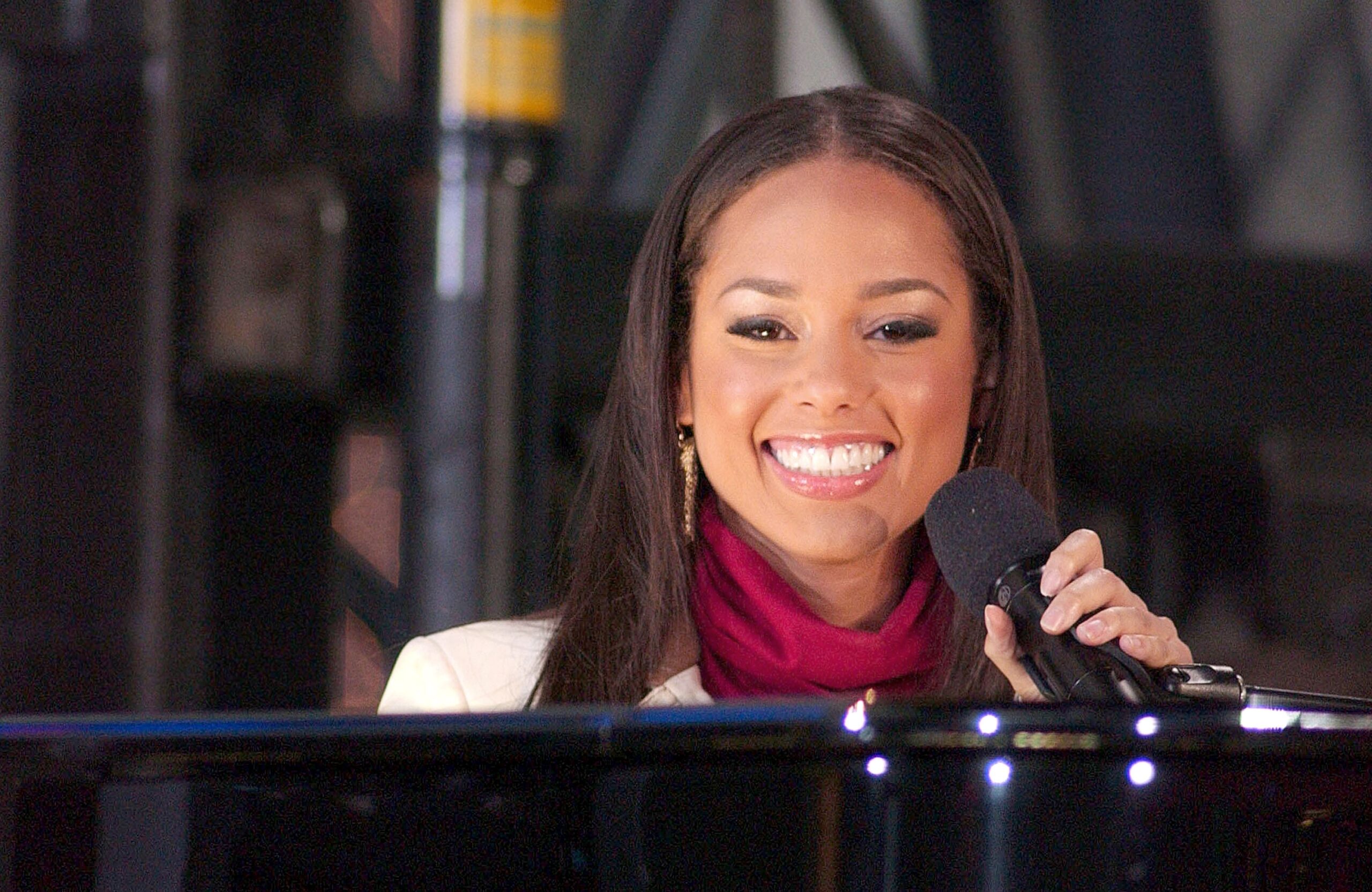 Is Alicia Keys a lesbian? Some people say so.