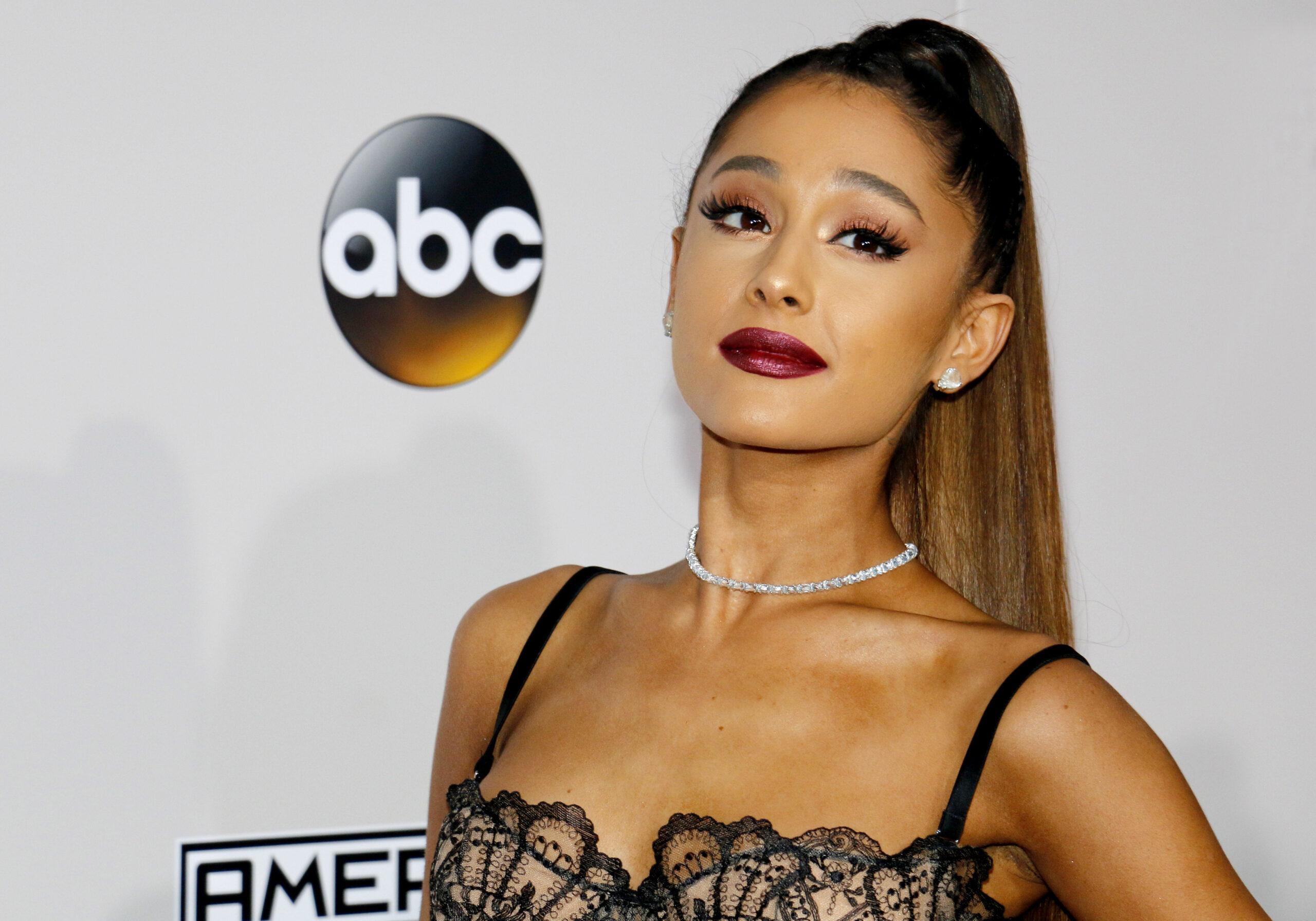 Is Ariana Grande a lesbian? We look into it.